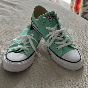Women’s size 8 Converse